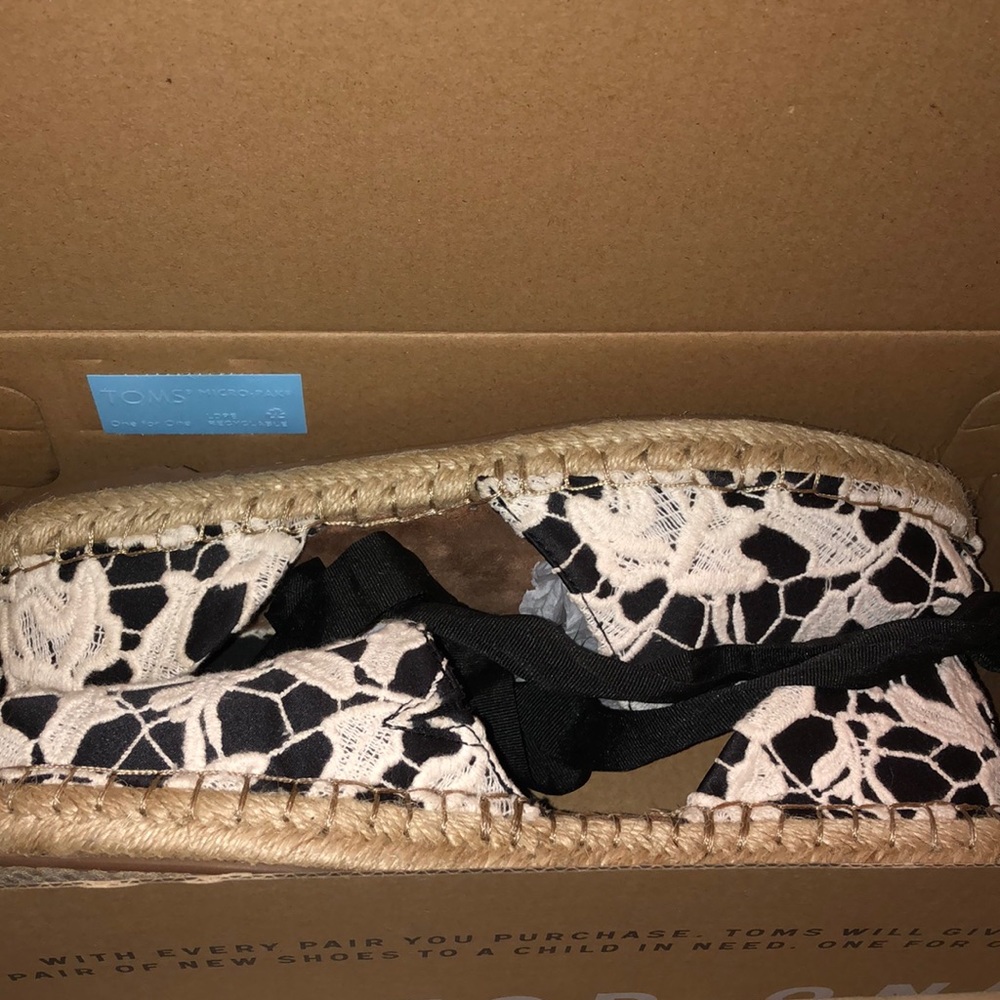 TOMS Womens Katalina Black Floral Lace Espadrilles - Picture 4 of 7